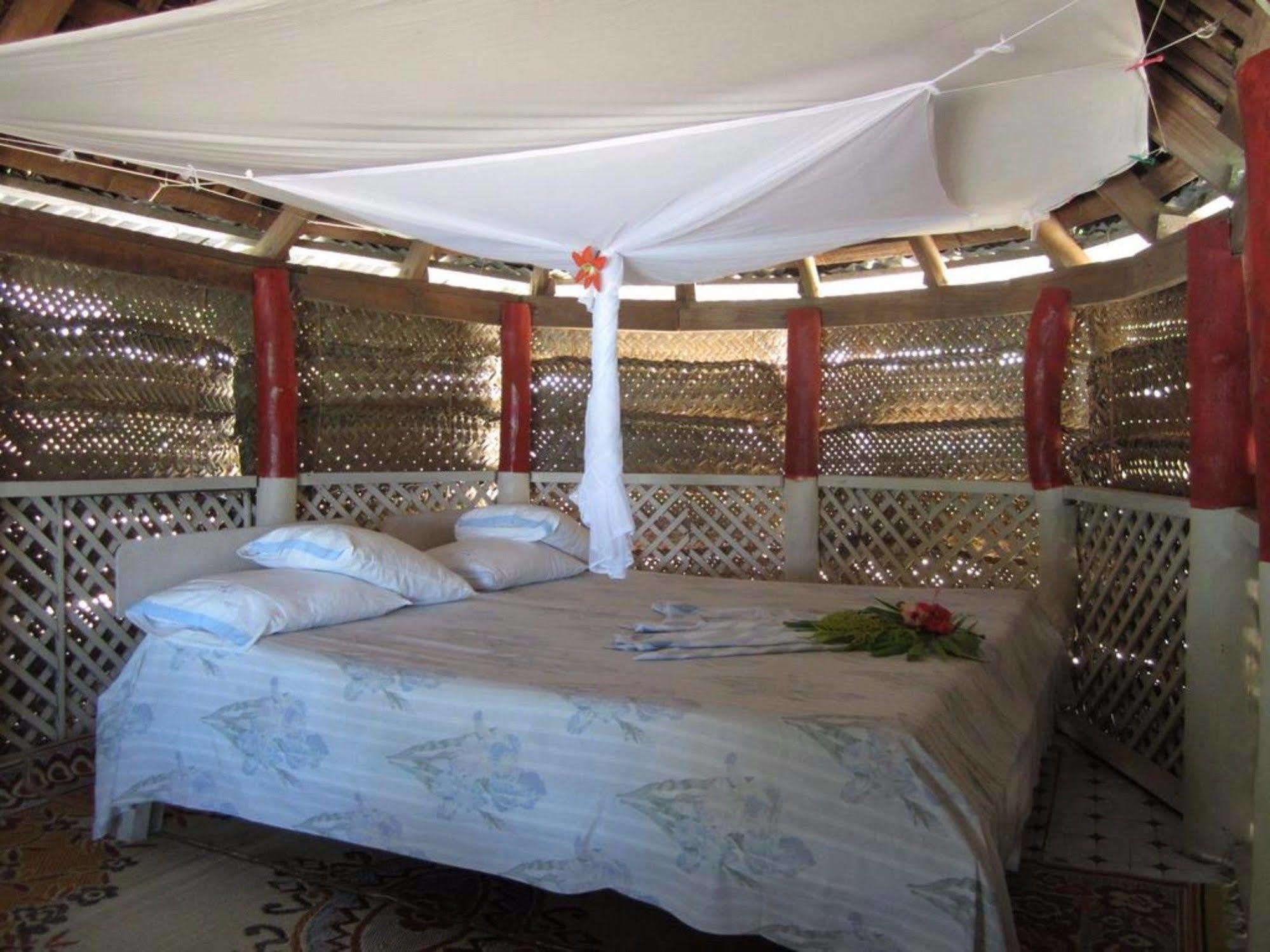 Vacations Beach Fale Hotel Manase Ngoại thất bức ảnh