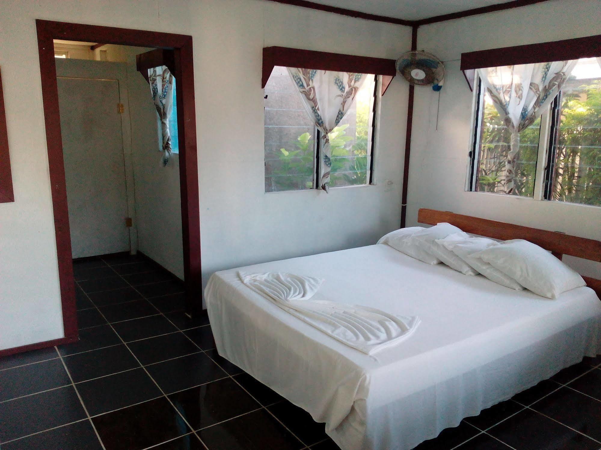 Vacations Beach Fale Hotel Manase Ngoại thất bức ảnh